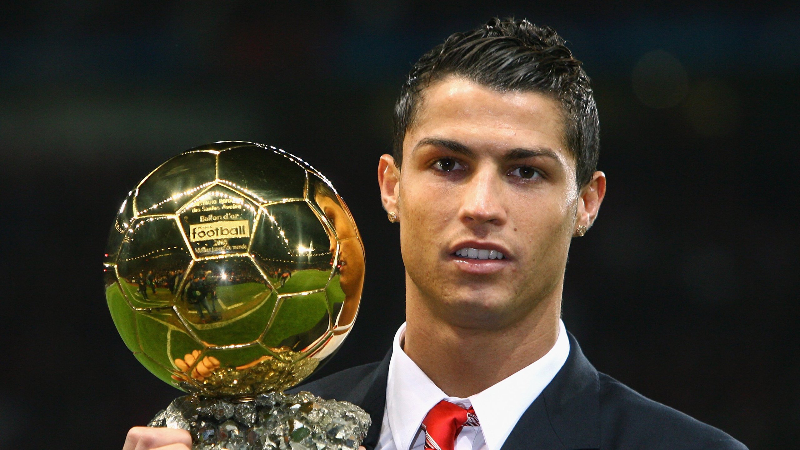 国际米兰四强战血战巴黎圣日耳曼，孙兴慜砍下12记关键球，全场沸腾的简单介绍